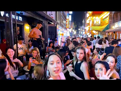 토요일 밤에 이태원 거리는 엄청난 인파로 난리가 났네요  함께 걸어요  # 이태원 # 서울 # 한국