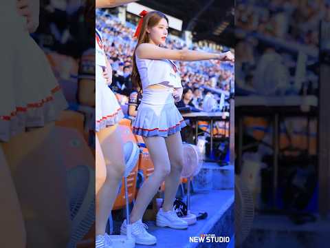 " 지나가던분들 모두 미미에 감탄해서 Hold Up 당한다 "  250823 이예빈 치어리더 직캠
