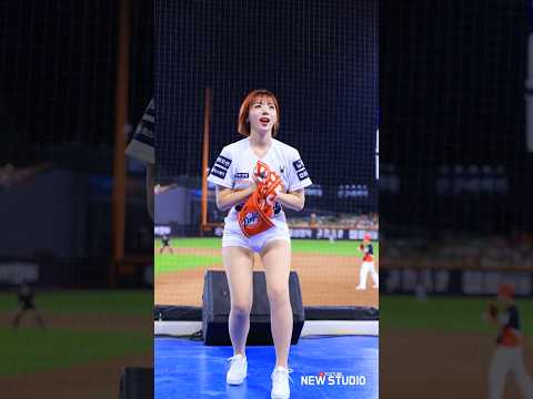 " 한화분들 가을 야구 준비하셔야죠? " 가을야구 머플러 응원 하지원 치어리더 안타홈런송 선수편