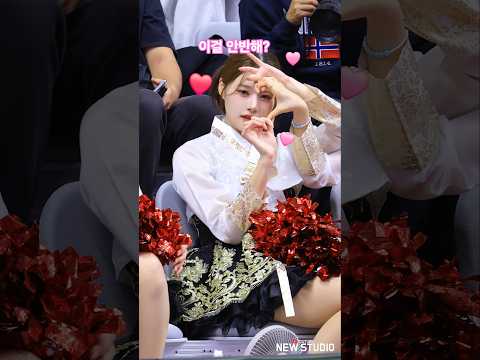" 누구 손일까?? " 251007 이예빈 치어리더 직캠