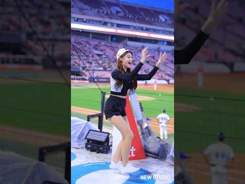 "  놀래킬 생각에 입꼬리 날아오르는중 ㅋㅋㅋㅋ   "  250820 이예빈 치어리더 직캠