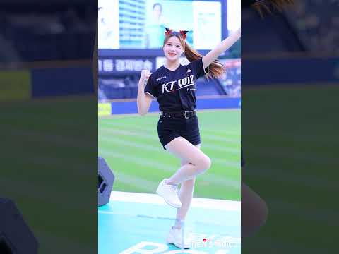 " 다른거 다 모르겠고 이 안무가 너 무귀여워!!!!!!!!! "  250824 이예빈 치어리더 직캠