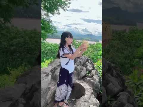 라오족 소녀의 소원 빌기 영상입니다.  여행, 문화, 사랑, 연애, 로맨스 해외생활을 하는 국제 결혼/국제 커플을 위한 좌충우돌 태국/라오스 입문기