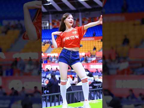 " 남자들이 너무 좋아할 얼굴! 그냥 이쁘다는뜻 ㅋㅋㅋ " 251106 이은혜 치어리더 직캠